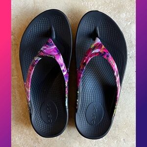 OOFOS Black and Pink Flip Flops